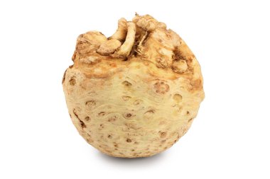 Beyaz arkaplanda izole edilmiş taze kereviz kökü