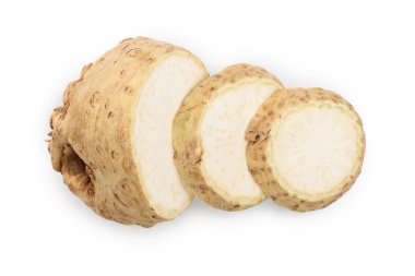 Beyaz arka planda izole taze dilim kereviz kökü. Üst te. Düz yatıyordu.