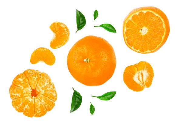 Mandarina o mandarina con hojas aisladas sobre fondo blanco con espacio de copia para su texto. Vista superior. Puesta plana — Foto de Stock