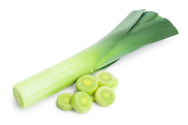 Prei groente met plakjes geïsoleerd op witte achtergrond — Stockfoto