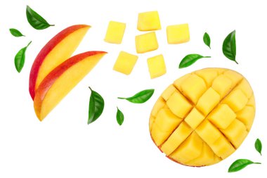 Mango meyve dilimleri yarısıyla üzerinde izole arka plan beyaz. Küme veya koleksiyon. Üstten Görünüm. Düz yatıyordu