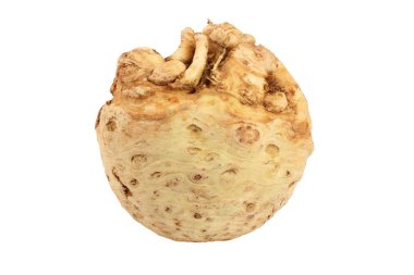 Beyaz arkaplanda izole edilmiş taze kereviz kökü