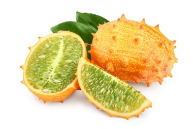 Kiwano veya beyaz arka plan üzerinde izole yaprak ile boynuzlu kavun