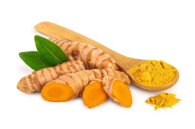 beyaz arka plan üzerinde izole zerdeçal kökü ve toz yakın