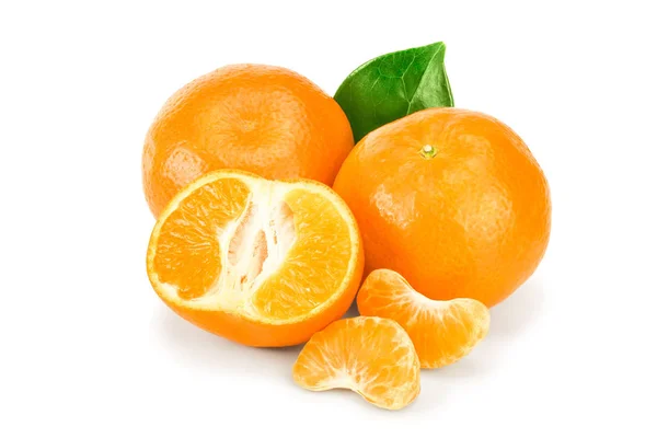 Frutas de tangerina ou tangerina com folhas isoladas sobre fundo branco — Fotografia de Stock