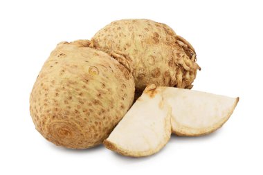 Beyaz arkaplanda izole edilmiş taze kereviz kökü