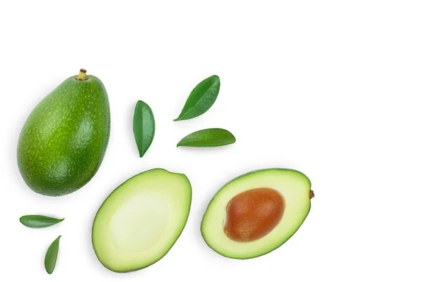 Avocado en plakjes versierd met groene bladeren geïsoleerd op witte achtergrond met Kopieer ruimte voor uw tekst. Bovenaanzicht. Platte lay — Stockfoto