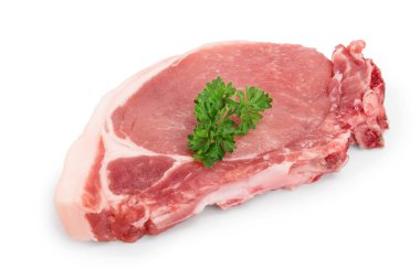 Beyaz arka plan üzerinde izole maydanoz ile çiğ domuz eti dilimlenmiş