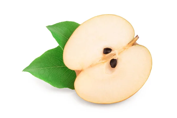 Φέτα φρέσκο ασιατικό αχλάδι με το φύλλο απομονωθεί σε λευκό φόντο — Φωτογραφία Αρχείου