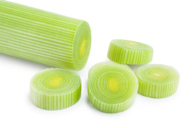 dilimlenmiş Leek sebze beyaz arka planda izole