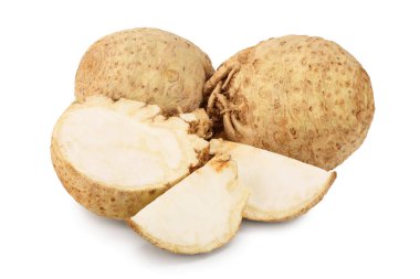 Beyaz arkaplanda izole edilmiş taze kereviz kökü