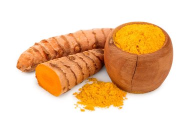 beyaz arka plan üzerinde izole zerdeçal kökü ve toz yakın