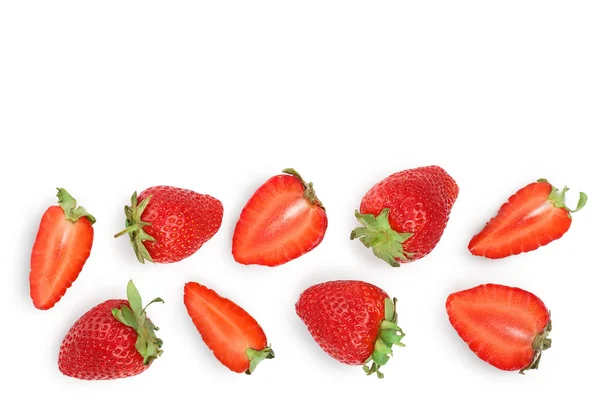 Fragole isolate su sfondo bianco con spazio di copia per il testo. Vista dall'alto. Modello di posa piatta — Foto Stock