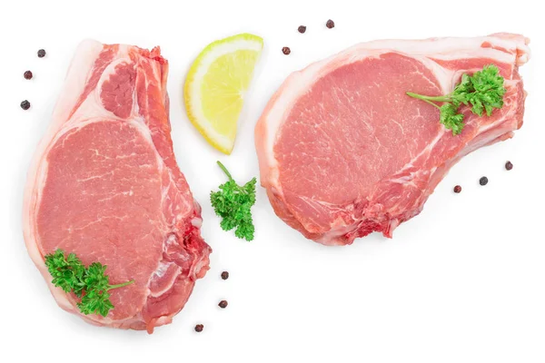 Carne de cerdo cruda en rodajas con perejil y limón aislados sobre fondo blanco con espacio para copiar el texto. Vista superior. Puesta plana — Foto de Stock