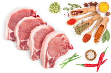 beyaz arka plan üzerinde izole dilimlenmiş çiğ domuz eti. Üst te. Düz yatıyordu