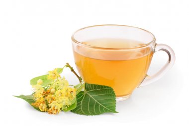 Beyaz arka plan üzerinde izole kireç çiçek kümeleri ile cam bardak Ihlamur çiçek çay