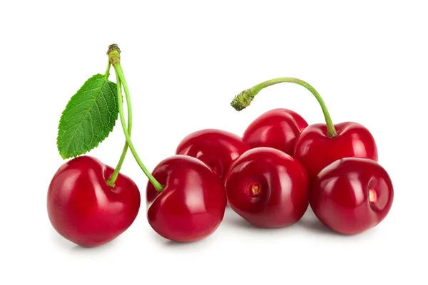 Cerises rouges douces avec des feuilles isolées sur fond blanc macro — Photo