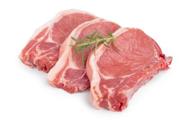 Beyaz arka planda biberiyeli dilimlenmiş çiğ domuz eti.