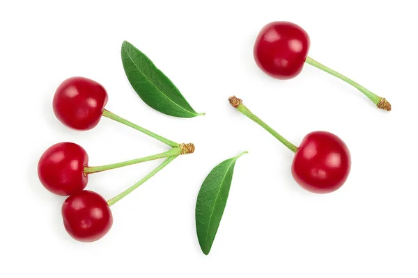 Einige Kirschen mit Blattnahaufnahme isoliert auf weißem Hintergrund. Ansicht von oben. flache Lage. — Stockfoto