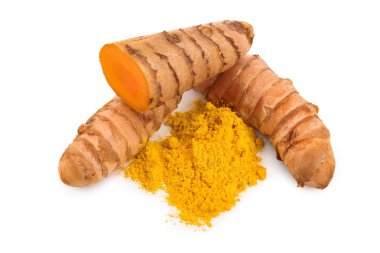 beyaz arka plan üzerinde izole zerdeçal kökü ve toz yakın