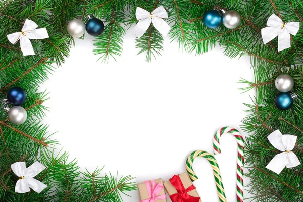Cadre de Noël décoré avec des arcs et des boules isolés sur fond blanc avec espace de copie pour votre texte . — Photo