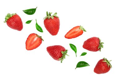 Çilek izole kopya alanı metniniz için beyaz zemin üzerine yeşil yaprakları ile dekore edilmiştir. Üstten görünüm. Düz yatıyordu desen