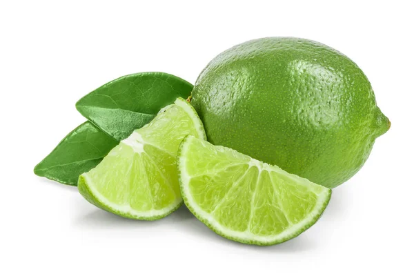 Limoen met segmenten en blad geïsoleerd op witte achtergrond — Stockfoto