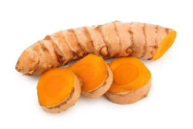 Beyaz arka planda izole edilen zerdeçal kökü ve dilimleri