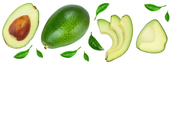 Авокадо и ломтики, украшенные зелеными листьями, выделенные на белом фоне с копировальным пространством для текста. Вид сверху. Плоский лежал — стоковое фото