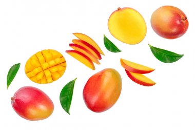 Mango meyve ve yarım dilim beyaz arka plan üzerinde izole. Küme veya koleksiyon. Üstten Görünüm. Düz yatıyordu