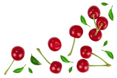 Beyaz arka plan üzerinde izole yaprak closeup ile bazı kiraz. Metniniz için kopyalama alanı ile. Üst te. Düz yatıyordu