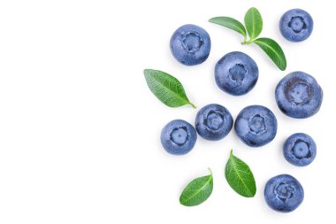 Olgun taze yaban mersini yaprak kopya alanı metniniz için beyaz zemin üzerine izole. Üstten görünüm. Düz yatıyordu desen