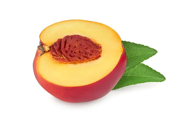 Media fruta de nectarina con hoja aislada sobre fondo blanco recorte — Foto de Stock