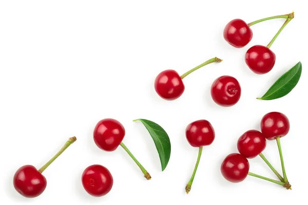 Algunas cerezas con primer plano de la hoja aisladas sobre fondo blanco. Con espacio de copia para su texto. Vista superior. Puesta plana — Foto de Stock