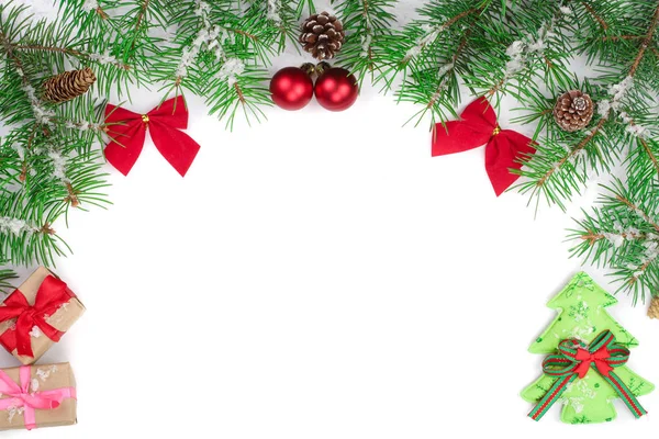 Moldura de Natal de ramo de árvore de abeto com arcos vermelhos isolados em fundo branco com espaço de cópia para o seu texto — Fotografia de Stock