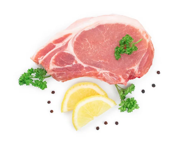 Carne de cerdo cruda en rodajas con perejil y limón aislados sobre fondo blanco. Vista superior. Puesta plana — Foto de Stock