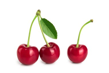 Beyaz arka plan üzerinde izole yaprak closeup ile üç kiraz