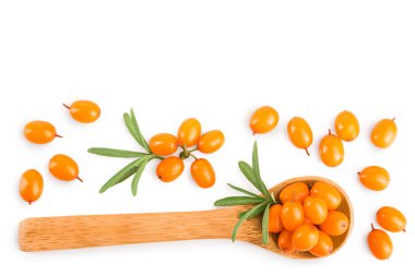 Tahta kaşıkta deniz dikeni. Metin için kopya alanı ile beyaz arka plan izole yaprakları ile Taze olgun berry. Üst te. Düz döşeme deseni