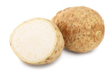 Beyaz arkaplanda izole edilmiş taze kereviz kökü