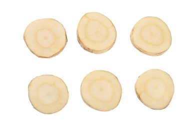 Beyaz arka planda izole edilmiş yaban havucu kökü dilimleri. Üst Manzara. Düz yatıyordu. Ayarla ya da topla