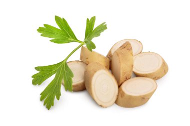 Beyaz arkaplanda yabanturpu kökü dilimleri ve maydanoz izole edilmiş.