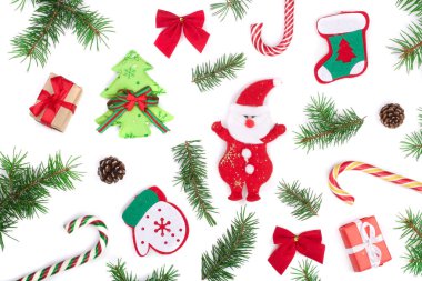 Noel arkaplanı köknar dalları ve beyaz arka planda izole edilmiş dekorasyon. Üst Manzara. Düz yatıyordu