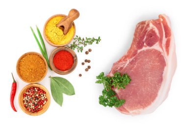 beyaz arka plan üzerinde izole maydanoz ile dilimlenmiş çiğ domuz eti. Üst te. Düz yatıyordu