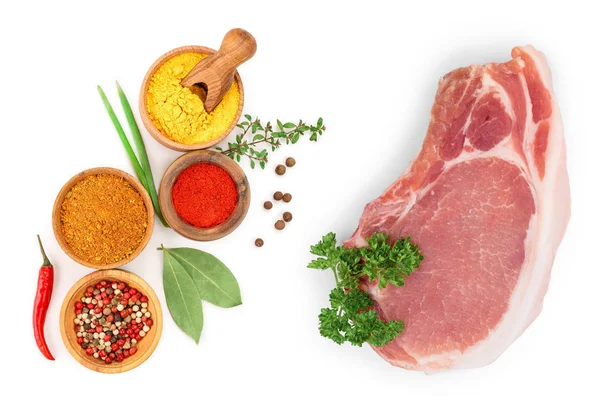 beyaz arka plan üzerinde izole maydanoz ile dilimlenmiş çiğ domuz eti. Üst te. Düz yatıyordu