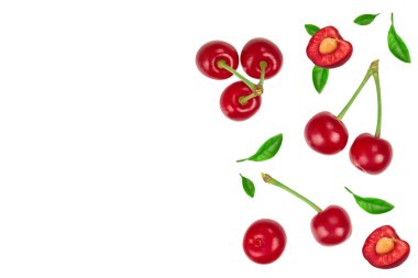 Beyaz arka plan üzerinde izole yaprak closeup ile bazı kiraz. Üst te. Düz yatıyordu.