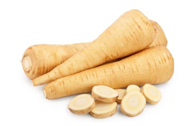 Parsnip kökü ve beyaz arka plan closeup izole dilimleri