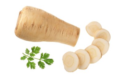 Parsnip kökü ve beyaz arka plan closeup izole maydanoz ile dilimler. Üst te. Düz yatıyordu