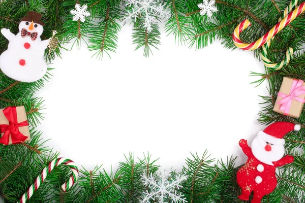 Kerst frame versierd met sneeuwvlokken geïsoleerd op witte achtergrond met kopieerruimte voor uw tekst. Bovenaanzicht. Stockfoto