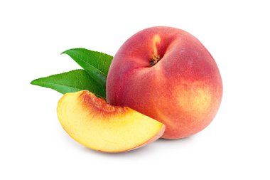 Olgun şeftali meyvesi ve beyaz arka planda yaprak ile dilimlenmiş