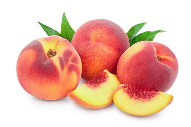 Olgun şeftali meyvesi ve beyaz arka planda yaprak ile dilimlenmiş